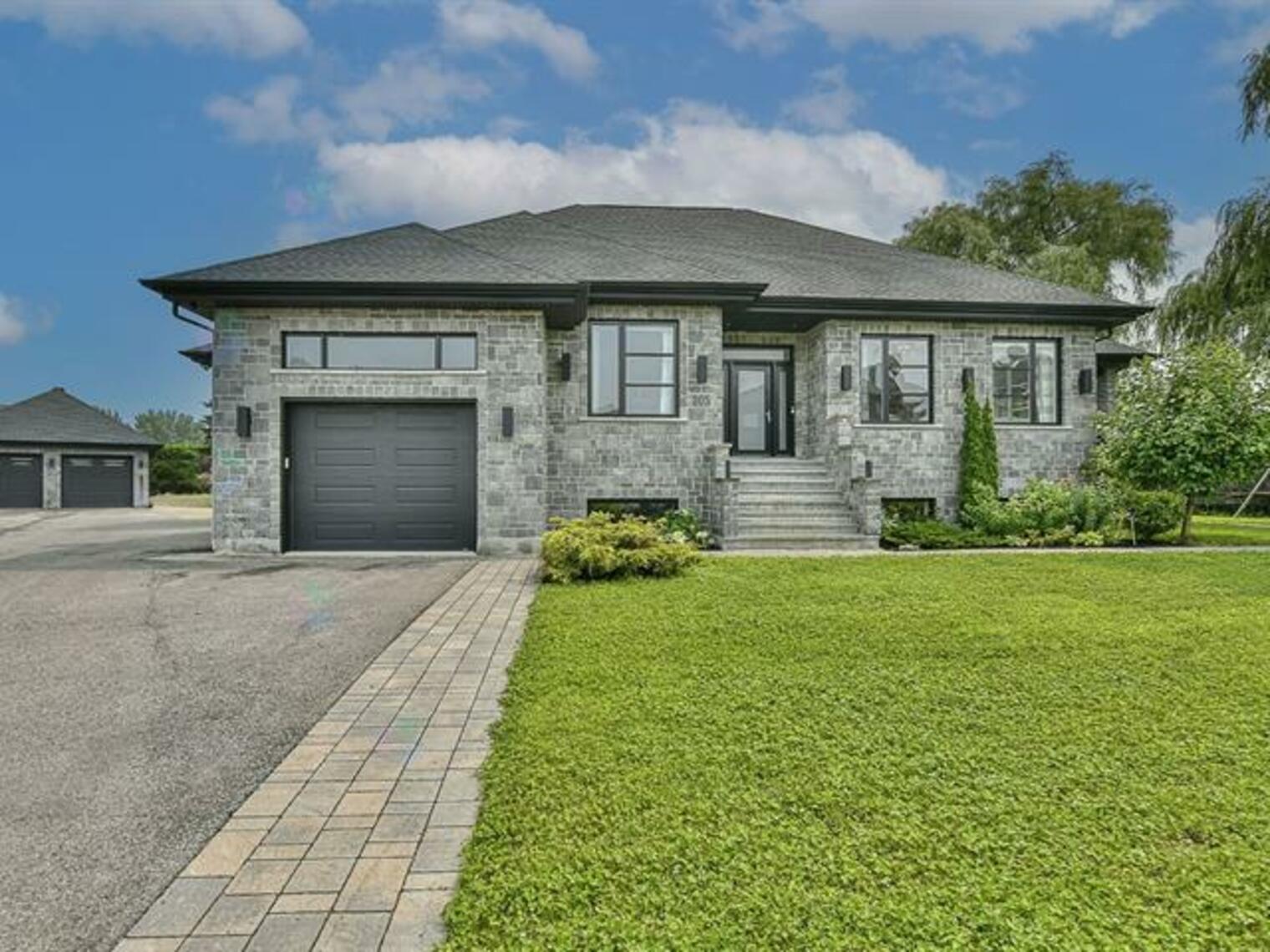 305 Rue Gagné, Terrebonne (Terrebonne), Québec J6Y1H6